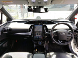 運転席ドアを開放し、シート座面や背もたれ、足元周辺を広く捉えた室内カットです。日常の使用環境に伴うシート表皮の現在のコンディションを画像よりご確認ください。