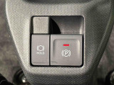 指先だけで簡単に操作が可能な電動パーキングブレーキを採用。「HOLD」スイッチを押すと、渋滞や信号待ちなどでブレーキペダルから足を離しても、ブレーキを保持するので安心です
