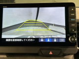 リバースギアに入れるだけで後方の表示へ切り替わります。夜間や雨の日の駐車も楽になりますよ。