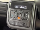 【オートエアコン】一度お好みの温度に設定すれば、車内の温度を検知し風量や温度を自動で調整。暑い&hellip;寒い&hellip;と何度もスイッチ操作をする必要はありません。快適な車内空間には必須の機能ですね♪