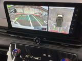 まるで真上から見ているような、視認性の良いアラウンドビューモニターです。駐車が苦手な方でもこれでらくらく駐車できますよ。