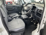 運転席からの眺めは良好で、操作性も考慮された設計です。長時間の運転でも疲れにくい、快適な空間を実現しています。