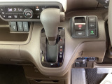シフトはインパネシフト、パーキングブレーキは電子制御なので運転席と助手席の間はすっきりしています。