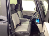 ★快適性と操作性を兼ね備えた運転席★長距離ドライブでも快適にお過ごしいただける、こだわりの空間です♪