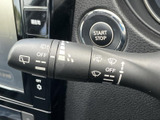 雨天時もクリアな視界を確保できるワイパーレバー。操作も簡単で、安全な運転をサポートします。運転中の視界を良好に保ちます。