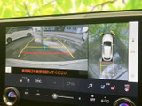 後方状況をクリアに映し出し、安全な運転をサポート。狭い場所での駐車も、安心感を持って行えます。