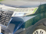 【LEDヘッドライト】悪天候や夜間走行時も良好な視界を確保し安心して運転できる高輝度LEDヘッドライトを装備!点灯速度が早く、消費電力も抑えられています。
