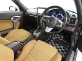 シンプルで使いやすいデザインの運転席です。