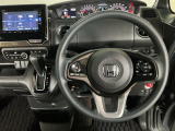 【ハンドル】運転にかかわる様々な操作を安全に行えるように視点移動が少なく操作性に配慮されたスイッチ類が凝縮されたコックピットです。