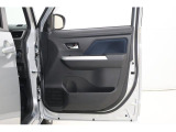 運転席ドア内側です。500mlペットボトルを収納できます。季節に関係なく水分補給は本当に重要ですよ。