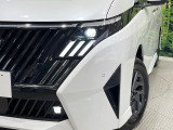 【LEDヘッドライト】悪天候や夜間走行時も良好な視界を確保し安心して運転できる高輝度LEDヘッドライトを装備!点灯速度が早く、消費電力も抑えられています。