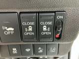 パワースライドドアの開閉はスマートキーのリモコンやドアノブは勿論、運転席側のスイッチ操作でも開閉ができ、安全・簡単です