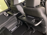 折りたたみ式のシートバックテーブルは限られた空間を有効活用。車内の家族時間をもっと快適に。休憩時のちょっとした小物置に使える、前席背面の格納式テーブルが付いています。