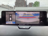 車体がシースルー(透過)して周囲の死角を無くす『360&deg;シースルービューモニター』を搭載。大きな車体でも、上空から見下ろす正確な視点で、狭い道や駐車をサポートします。
