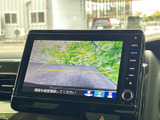 後方確認がスムーズに行えるように、カメラの映像を大きく表示。駐車時の安全性を高める機能が備わっています。ガイドライン表示で駐車も安心です。