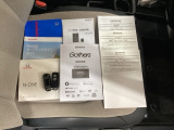 メンテナンスノート【点検整備記録簿・保証書】、取説です。スマートキーはバッグなどにしまったままボタン操作でエンジンの始動・停止ができて大変便利です。