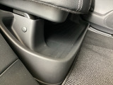 後部座席の足元にあるトレーは、転がりやすい傘などを収納するのにとても便利。