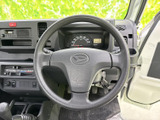 握りやすいステアリング。操作性も良く、運転を快適にサポートします。スムーズなハンドリングで、運転の楽しさを向上させます。