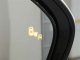 ブラインドスポットモニター装備。隣車線を走る車両を検知。ドアミラーでは確認しにくい後方、側方エリアに存在する車両や急接近してくる車両も検知しドアミラーに搭載されたLEDインジケーターが点灯します。