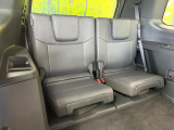 床下収納式のサードシートです。座席部分をコンパクトに収納でき、広大な荷室スペースとしてお使いいただけます!乗車人数や荷物の量など利用シーンに合わせて3列目を有効活用でき、とっても便利♪
