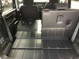 後部座席は分割可倒式ですので、状況に応じてフレキシブルに使用できます。