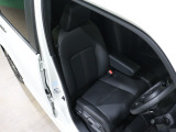 程よい硬さとホールド性が高いシートで長時間運転も快適です。