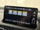 ナビのオーディオソース画面です!ラジオやBluetoothなど、さまざまな音楽ソースを選択して楽しめます。お好みの音楽を聴きながら、毎日の通勤からロングドライブまで快適にお過ごしいただけます。
