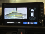 リバースギアに入れるだけで後方の表示へ切り替わります。夜間や雨の日の駐車も楽になりますよ。