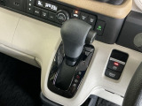 手に馴染むシフトノブで、操作がスムーズに。毎日のドライブがもっと楽しく快適になります。手元で操作ができる、電子制御パーキングブレーキ。