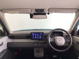 運転席は、大きな座面と包み込むような背もたれがドライバーの身体全体をしっかり支えます。上質なシート素材と座り心地のよいクッションを採用し、長時間の運転やコーナーの多い道も快適です