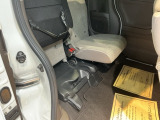 シートをはね上げれば、高さのある荷物も積めます。