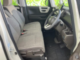 明るく開放感のある室内空間が広がります。落ち着いた色合いのシートは、長距離運転でも疲れにくいでしょう。