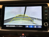 リバースギアに入れるだけで後方の表示へ切り替わります。夜間や雨の日の駐車も楽になりますよ。