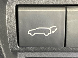 【ハンズフリーパワーバックドア】リアバンパー下部に足先を出し入れするだけでバックドアが自動で開閉♪両手が荷物でふさがっている時でもラクラク開閉操作が行えます!