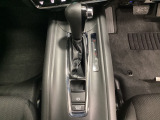CVT車のセレクトレバーです。低速から高速まで、変速ショックのないスムーズな走りと、エンジン効率のよい領域を維持して燃費にも貢献します。サイドブレーキはスイッチ操作の電子制御パーキングブレーキです。