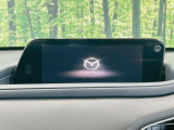 【8.8インチマツダコネクト】車内の雰囲気にマッチした大型のディスプレイ。スマホ接続でのナビ使用やBluetooth再生等、様々な機能が楽しめます。直感的なダイヤル操作が可能で、使い勝手も良好です。