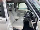 広々とした室内空間は、ドライバーもゆったりとくつろげます。運転に必要な情報が視認しやすい、機能的なコクピットです。