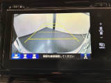 リバースギアに入れるだけで後方の表示へ切り替わります。夜間や雨の日の駐車も楽になりますよ。