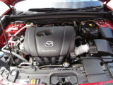 「SKYACTIV-G(ガソリン)」は、規格外の高圧縮を実現し、世界のエンジン技術者に驚きを与えました。さらに、それを維持したままノッキングの発生を抑え、熱効率を向上、走りにも寄与したエンジンです。
