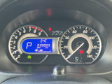 視認性の高いメーター類で、運転に必要な情報を的確に把握できます。運転に集中できる、シンプルで分かりやすいデザインです。