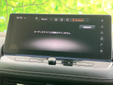 見やすい大型ディスプレイが、ドライブをより一層楽しませてくれます。直感的な操作性で、音楽やナビゲーションを快適に操作できます。