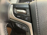 【ステアリングスイッチ付ハンドル】ナビゲーションに視線を移さず、ハンドルから手を離さず、運転に集中したまま手元でオーディオ操作できます♪