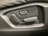 運転席にはパワーシートを装備!シート位置を記憶するメモリー機能付きなのでご夫婦で2名分セットすると便利です♪