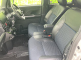 運転席からの視界は広く、運転操作もスムーズに行えます。シートの形状も考慮された設計で、長時間のドライブでも疲れにくい。快適な運転環境。