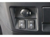 【シートヒーター】 寒い日はすぐにあたたかくなるシートヒーターは重宝します。暖房を控えめにすることで燃費の向上にもなります。車内の空気が汚れたり乾燥したりする心配も減ります。