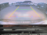 〔バックカメラ〕ギアをバックに入れると画面に自動的に後方映像が映し出され確認可能です。車庫入れなどの際に安全確認が出来て安心ですね。