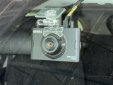 【前後カメラ付きドライブレコーダー】お車の前と後ろをバッチリ記録!事故やトラブルの際、映像が残っていると心強いですね。