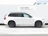 ボルボのフラッグシップモデルでありながら、7人乗りのSUVとしてファミリーからの人気も高いXC90です 新型では前輪の位置を前に伸ばし、安定感のあるどっしりとしたフォルムを得ました