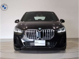 【キドニーグリル】BMWは約90年もの間、ほぼ全ての車両にひと目でBMWだと分かるこの特徴的なフロントグリルが備えられ、デザイン・アイコンとして親しまれてきました。