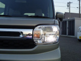 省電力で長寿命のLEDヘッドランプは、優れた照射性能で暗い場所での視界を明るく照らします。